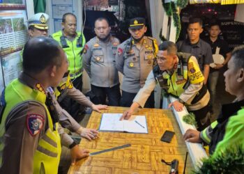 Kapolres Pematangsiantar AKBP Yogen Heroes Baruno SH, SIK, pimpin patroli skala besar, monitoring ibadah malam dan situasi Kamtibmas pergantian malam Tahun Baru 2025, pada Selasa (31/12/2024), pukul 19.00 WIB.