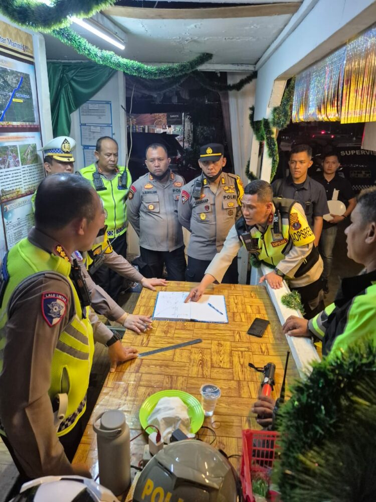 Kapolres Pematangsiantar AKBP Yogen Heroes Baruno SH, SIK, pimpin patroli skala besar, monitoring ibadah malam dan situasi Kamtibmas pergantian malam Tahun Baru 2025, pada Selasa (31/12/2024), pukul 19.00 WIB.