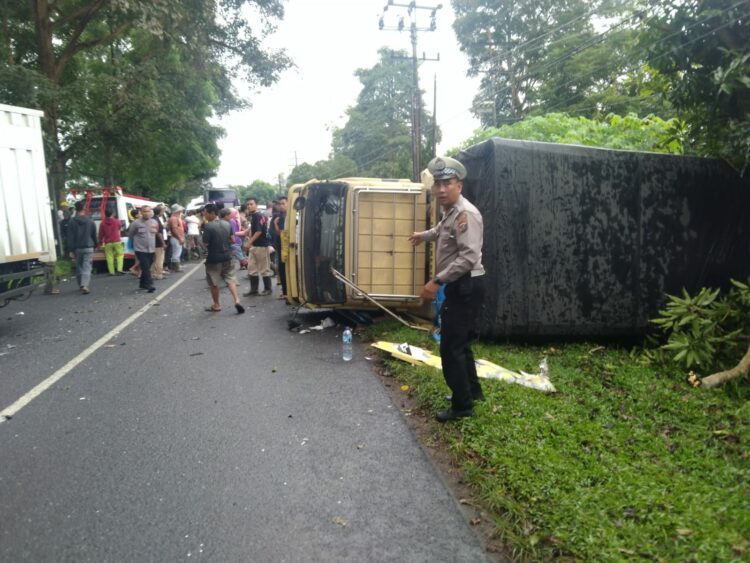 Satlantas Polres Simalungun tangani kecelakaan lalu lintas yang melibatkan minibus CV Perdagangan Trans dan truk Cold Diesel, di jalur lintas Sumatera, tepatnya di Kilometer 20-21 jurusan Pematangsiantar-Perdagangan, pada Sabtu (11/01/2025), sekitar pukul 07.15 WIB.