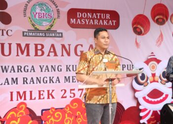 Kapolres Pematangsiantar, AKBP Yogen Heroes Baruno SH, SIK, menghadiri pembagian sumbangan kepada keluarga kurang mampu, menjelang perayaan Imlek 2576 Kongzili, di Yayasan Bhakti Kesejahteraan Sosial (YBKS), Jl. Cokro Kota Pematangsiantar, pada Sabtu (18/1/2025) sore.