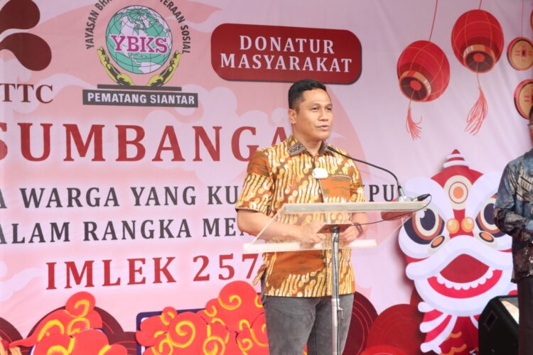 Kapolres Pematangsiantar, AKBP Yogen Heroes Baruno SH, SIK, menghadiri pembagian sumbangan kepada keluarga kurang mampu, menjelang perayaan Imlek 2576 Kongzili, di Yayasan Bhakti Kesejahteraan Sosial (YBKS), Jl. Cokro Kota Pematangsiantar, pada Sabtu (18/1/2025) sore.