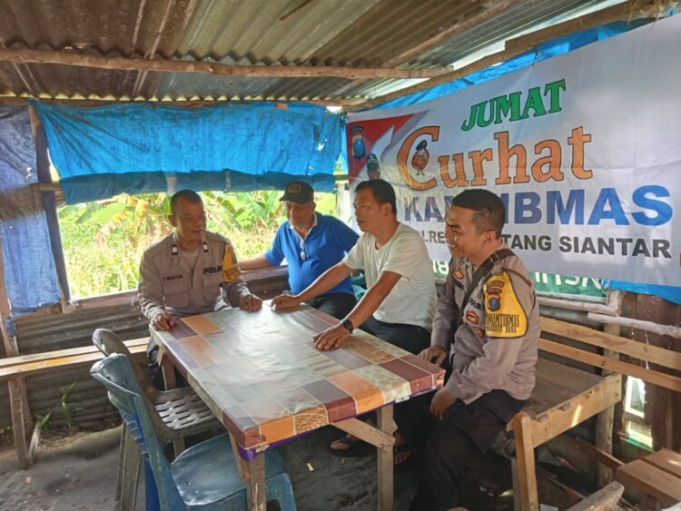 Bhabinkamtibmas Kelurahan Nagahuta Timur, AIPTU F. Munthe dan Bhabinkamtibmas Kelurahan Marihat Jaya, AIPDA Erick F. Marbun, melaksanakan kegiatan Jumat Curhat Kamtibmas, di Jl. Matio, Kelurahan Nagahuta Timur, Kecamatan Siantar Marihat, Kota Pematangsiantar, tepatnya di warung Pak Purba, pada Jumat  (17/1/2025) pagi, sekira pukul 10.45 WIB.