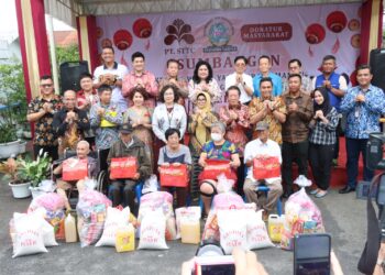 Foto bersama usai memberikan sumbangan kepada warga kurang mampu dalam rangka Imlek 2576, di YBKS Jalan Cokroaminoto, Kelurahan Baru, Kecamatan Siantar Utara, Kota Pematangsiantar, pada Sabtu sore (18/01/2025).