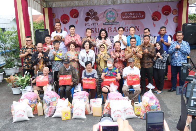 Foto bersama usai memberikan sumbangan kepada warga kurang mampu dalam rangka Imlek 2576, di YBKS Jalan Cokroaminoto, Kelurahan Baru, Kecamatan Siantar Utara, Kota Pematangsiantar, pada Sabtu sore (18/01/2025).