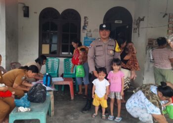 Bhabinkamtibmas Kelurahan Simarimbun, Bripka Johannes Siregar, melaksanakan sambang kepada warga yang membawa anak imunisasi, di Posyandu Klaudio Simarimbun Dolok, Kelurahan Simarimbun, Kecamatan Siantar Marimbun, Kota Pematangsiantar, pada Selasa (7/1/2024) siang, pukul 11.00 WIB.