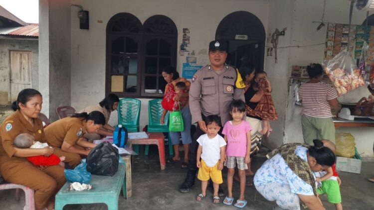 Bhabinkamtibmas Kelurahan Simarimbun, Bripka Johannes Siregar, melaksanakan sambang kepada warga yang membawa anak imunisasi, di Posyandu Klaudio Simarimbun Dolok, Kelurahan Simarimbun, Kecamatan Siantar Marimbun, Kota Pematangsiantar, pada Selasa (7/1/2024) siang, pukul 11.00 WIB.