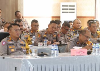 Kapolres Simalungun, AKBP Choky Sentosa Meliala, S.I.K., S.H., M.H, beserta jajaran pejabat utama Polres Simalungun mengikuti rapat Analisa dan Evaluasi (ANEV) Situasi Kamtibmas Minggu ke-III, di wilayah hukum Polda Sumut secara luring dan daring, pada Senin (20/1/2025).