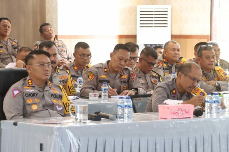 Kapolres Simalungun, AKBP Choky Sentosa Meliala, S.I.K., S.H., M.H, beserta jajaran pejabat utama Polres Simalungun mengikuti rapat Analisa dan Evaluasi (ANEV) Situasi Kamtibmas Minggu ke-III, di wilayah hukum Polda Sumut secara luring dan daring, pada Senin (20/1/2025).