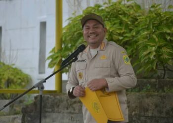 Bupati Pakpak Bharat, Franc Bernhard Tumanggor memberikan pengarahan bagi segenap ASN, di lingkungan Pemkab Pakpak Bharat, Senin (06/01/2025), di pelataran parkir Kantor Bupati Pakpak Bharat, Kompleks Panorama Indah Sindeka, Salak.