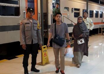 TNI-AD, POLRI, dan Satpam, bersinergi untuk memastikan keamanan dan kelancaran arus penumpang di Stasiun Bandar Tinggi.