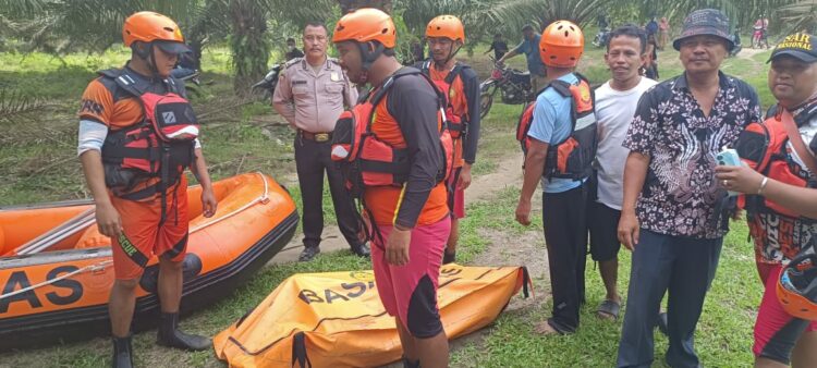 Polres Simalungun bantu evakuasi mayat korban hanyut di Sungai Bah Bolon.