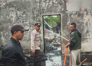 Polres Simalungun turun tangan membantu evakuasi korban kebakaran rumah di Sidamanik, pada Kamis (9/1/2025).