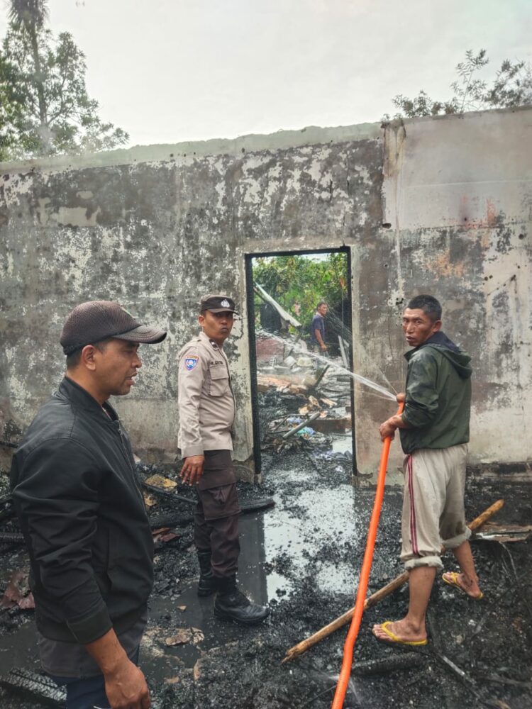 Polres Simalungun turun tangan membantu evakuasi korban kebakaran rumah di Sidamanik, pada Kamis (9/1/2025).