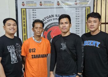 Foto tersangka (pakai baju tahanan) dan barang bukti yang disita Polisi.