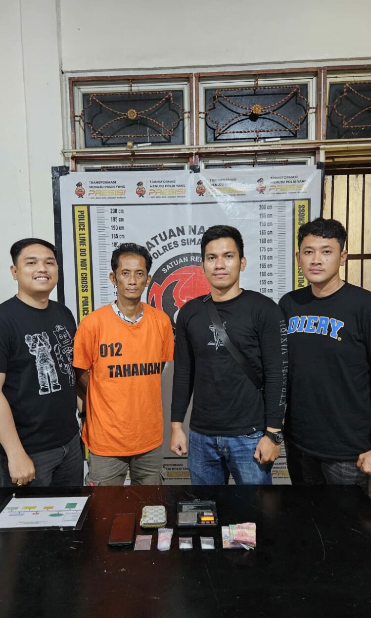 Foto tersangka (pakai baju tahanan) dan barang bukti yang disita Polisi.