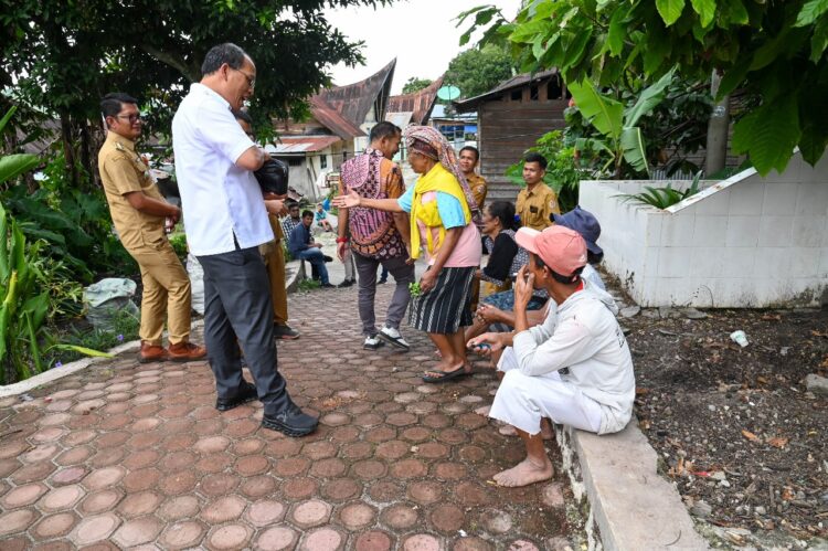 Bupati Humbahas, Dosmar Banjarnahor, S.E, melakukan peninjauan penataan lingkungan desa, di Desa Simamora, Selasa (7/1/2025).