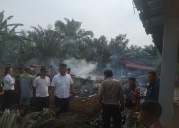 Sebuah rumah semi permanen milik Brahim (73), di Huta II Baja Dolok, Nagori Baja Dolok, Kecamatan Tanah Jawa, Kabupaten Simalungun, hangus terbakar, pada Rabu (8/1/2025).