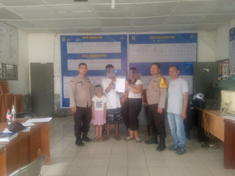 Bhabinkamtibmas Kelurahan Pahlawan, Aipda Ungkap Hutagalung dan Bhabinkamtibmas Kelurahan Kebun Sayur, Bripka Manoa Sitanggang bersama Kasi Pemeliharaan Prasarana dan Fasilitas Pelayanan Umum Kelurahan Kebun Sayur, Edy Johanta Barus, SH, menyelesaikan perkara pasangan suami istri melalui problem solving, pada Jumat (17/1/2025) sore, pukul : 15.00 WIB.