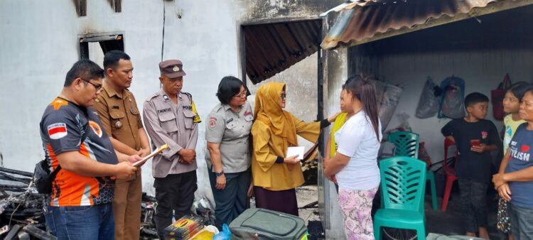 Bhabinkamtibmas Kelurahan Nagahuta Timur, AIPTU F. Munthe, mendampingi Wali Kota Pematangsiantar, dr Susanti Dewayani SpA, saat memberikan bantuan kepada warga yang rumahnya terbakar, pada Selasa (7/1/2025) siang, sekitar pukul 14.20 WIB.