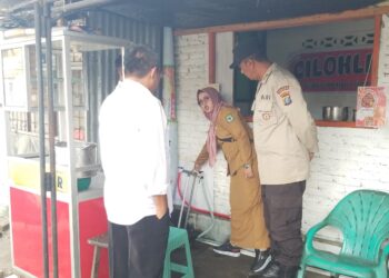 Bhabinkamtibmas Kelurahan Bantan, AIPDA Rayendra P. Damanik, gerak cepat bantu mengatasi permasalahan penggunaan pipa air pet umum, di Jalan Sadum Pondok Indah, pada Selasa (7/1/2025) pagi, sekira pukul 09.00 WIB.