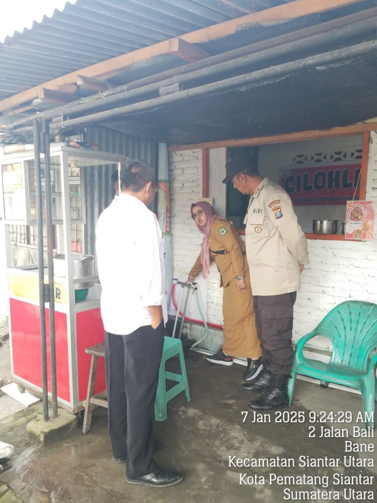 Bhabinkamtibmas Kelurahan Bantan, AIPDA Rayendra P. Damanik, gerak cepat bantu mengatasi permasalahan penggunaan pipa air pet umum, di Jalan Sadum Pondok Indah, pada Selasa (7/1/2025) pagi, sekira pukul 09.00 WIB.