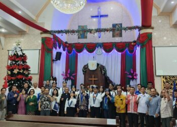 Foto bersama usai pelantikan BPC GMKI Pematangsiantar-Simalungun Masa Bakti 2024-2026, di Gereja Ressort HKBP Dame Pematang Siantar, Kamis (9/1/2025).