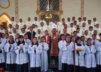 Bupati Humbahas, Dosmar Banjarnahor, SE, bersama Wakil Bupati, Dr. Oloan Paniaran, SH, MH, menghadiri pesta Dedikasi Gereja Katolik St. Fidelis Doloksanggul, Minggu (26/1/2025).