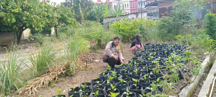 Polsek Siantar Utara melalui Bhabinkamtibmas Kelurahan Baru, Aipda Yudi Patra, melaksanakan sambang kepada warga binaan, Bapak H. Hasibuan.