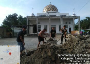 Bhabinkamtibmas Polsek Bosar Maligas, Aipda Surya Atmaja, memimpin kegiatan gotong royong bersama warga, di halaman Masjid Jami' Lingkungan 1 Pekan, Kelurahan Ujung Padang, Kecamatan Ujung Padang, Kabupaten Simalungun, pada Minggu (5/1/2025).