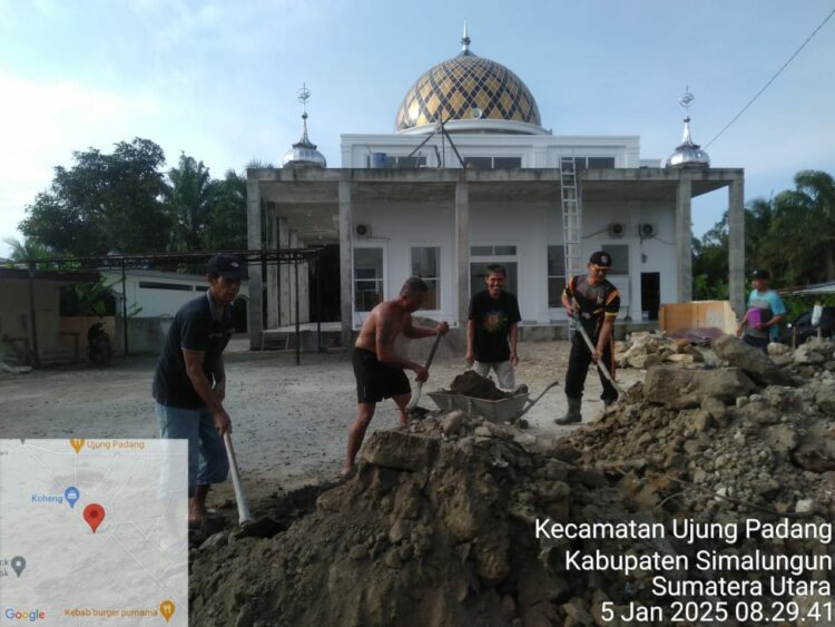 Bhabinkamtibmas Polsek Bosar Maligas, Aipda Surya Atmaja, memimpin kegiatan gotong royong bersama warga, di halaman Masjid Jami' Lingkungan 1 Pekan, Kelurahan Ujung Padang, Kecamatan Ujung Padang, Kabupaten Simalungun, pada Minggu (5/1/2025).