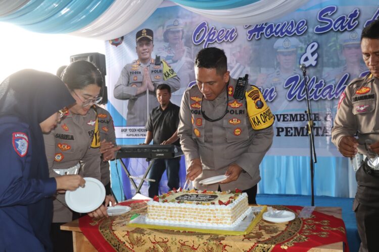 Kapolres Pematangsiantar, AKBP Yogen Heroes Baruno SH, SIK, menghadiri acara open house Satuan Lalulintas  dan perayaan ulang tahun personil tiga bulan terakhir, di Kantor Satpas Polres Pematangsiantar, pada Kamis (2/1/2025), pukul : 14.00 WIB.