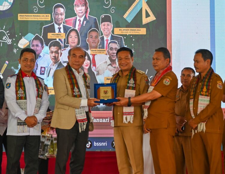 Kepala BSSN RI, Letjen TNI (Purn) Hinsa Siburian, menghadiri Literasi #Jaga Ruang Siber yang dilaksanakan oleh Biro Hukum dan Komunikasi Publik BSSN, di Gedung Sopo Godang HKBP Pargodungan Doloksanggul, Humbang Hasundutan, Selasa (7/1/2025).