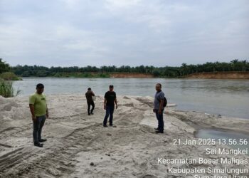 Sat Reskrim Polres Simalungun melakukan penyelidikan terkait dugaan kegiatan penambangan pasir ilegal, di Huta III, Desa Perdagangan II, Kecamatan Bandar, Kabupaten Simalungun.