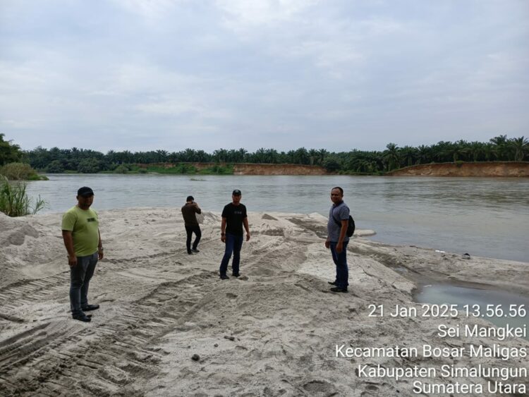 Sat Reskrim Polres Simalungun melakukan penyelidikan terkait dugaan kegiatan penambangan pasir ilegal, di Huta III, Desa Perdagangan II, Kecamatan Bandar, Kabupaten Simalungun.