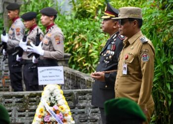 Wakil Bupati Humbahas, Dr Oloan Paniaran Nababan, SH, MH, menghadiri upacara pemakaman Irjen Pol (Purn) Alpiner Sinaga, di Desa Siambaton, Kecamatan Pakkat, Kabupaten Humbahas, pada Selasa (14/1/2025).