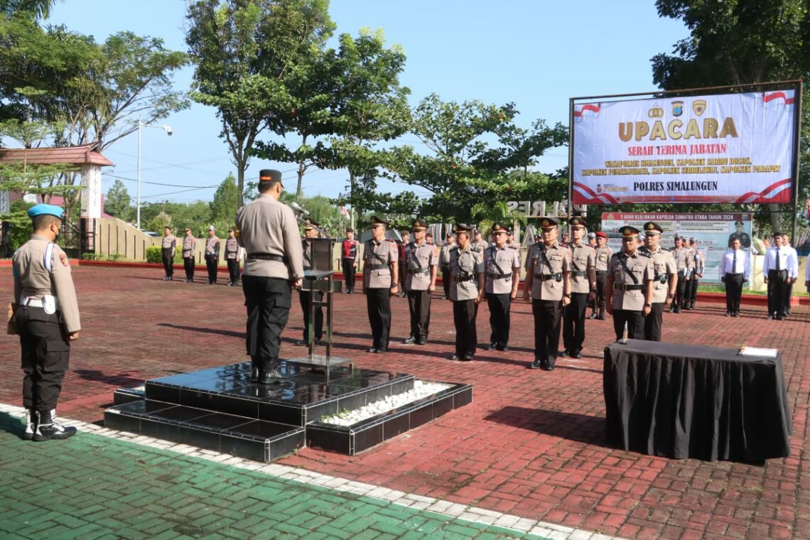 Polres Simalungun menggelar upacara serah terima jabatan yang dipimpin langsung oleh Kapolres Simalungun, AKBP Choky Sentosa Meliala, S.I.K., S.H., M.H, pada Jumat (31/1/2025) pagi.