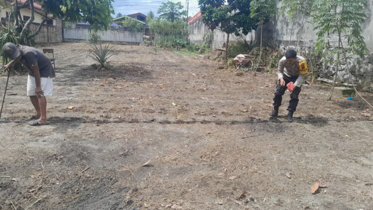Bhabinkamtibmas Kelurahan Toba, AIPDA Eko Silalahi, melaksanakan sambang kepada warga binaan yang sedang menanam jagung, di Jalan Lingga, Kelurahan Toba, Kecamatan Siantar Selatan, Kota Pematangsiantar, pada Senin (6/1/2025) siang, pukul : 13.00 WIB.