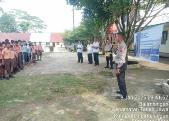 Polsek Tanah Jawa sosialisasi rekrutmen SMA Taruna Kemala Bhayangkara, di Lapangan Sekolah SMPN 1 Tanah Jawa, pada Senin (8/1/2025), pukul 10.00 WIB.