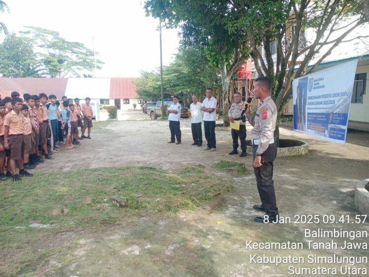 Polsek Tanah Jawa sosialisasi rekrutmen SMA Taruna Kemala Bhayangkara, di Lapangan Sekolah SMPN 1 Tanah Jawa, pada Senin (8/1/2025), pukul 10.00 WIB.