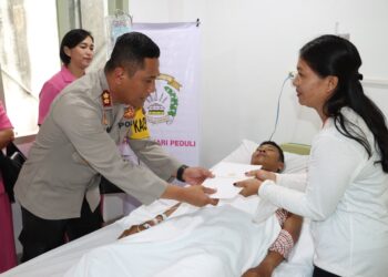 Kapolres Pematangsiantar, AKBP Yogen Heroes Baruno SH, SIK, bersama para Pejabat Utama serta Ketua Bhayangkari Cabang Kota Pematangsiantar, Ny Sandra Yogen dan pengurus, menjenguk Bripka Edward Sitompul yang opname di  Rumah Sakit Vita Insani  Pematangsiantar, pada  Sabtu (11/1/2025) siang.