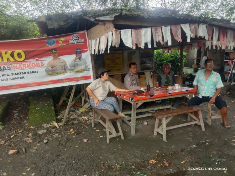 Bhabinkamtibmas, AIPTU Alexander dan AIPTU Welliinton Nababan, melaksanakan patroli Kampung Bebas Narkoba, di Jalan Jawa, Kelurahan Bantan, Kecamatan Siantar Barat, Kota Pematangsiantar, pada Sabtu (18/1/2025) pagi, sekitar pukul : 09 40 WIB.