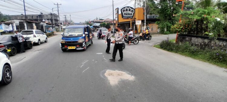 Polisi langsung turun melakukan olah Tempat Kejadian Perkara (TKP) kecelakaan lalu lintas, di depan Kantor Dukcapil, Jl. Melanthon Siregar, Kelurahan Pardamean, Kecamatan Siantar Marihat, Kota Pematangsiantar, pada Jumat (24/1/202) pagi, sekitar pukul 09.55 WIB.