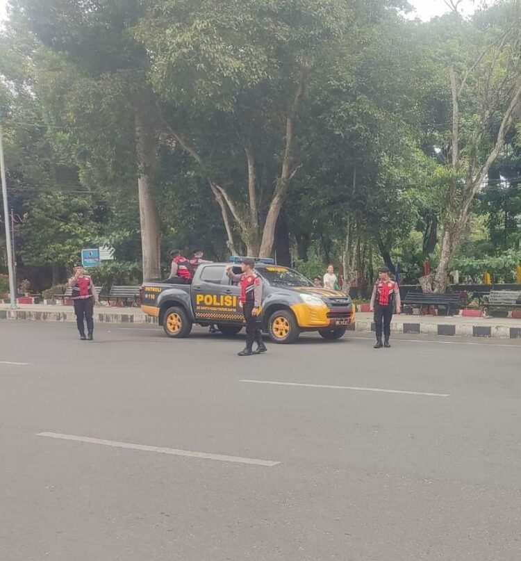 Samapta Polres Pematangsiantar Gatur Lalin Penggal Jalan Depan Pospam II Jalan Parapat.