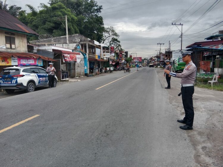 Sat Lantas Polres Simalungun menyiagakan personilnya untuk mengantisipasi kemacetan dan gangguan Kamtibmas di hari libur.