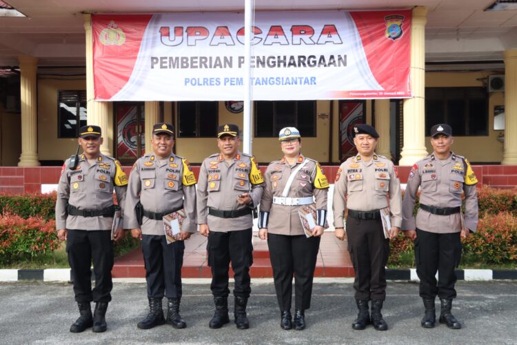 Foto bersama disela kegiatan.