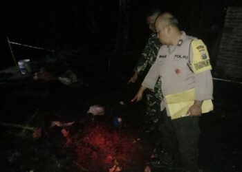 Petugas kepolisian saat turun ke lokasi kejadian.