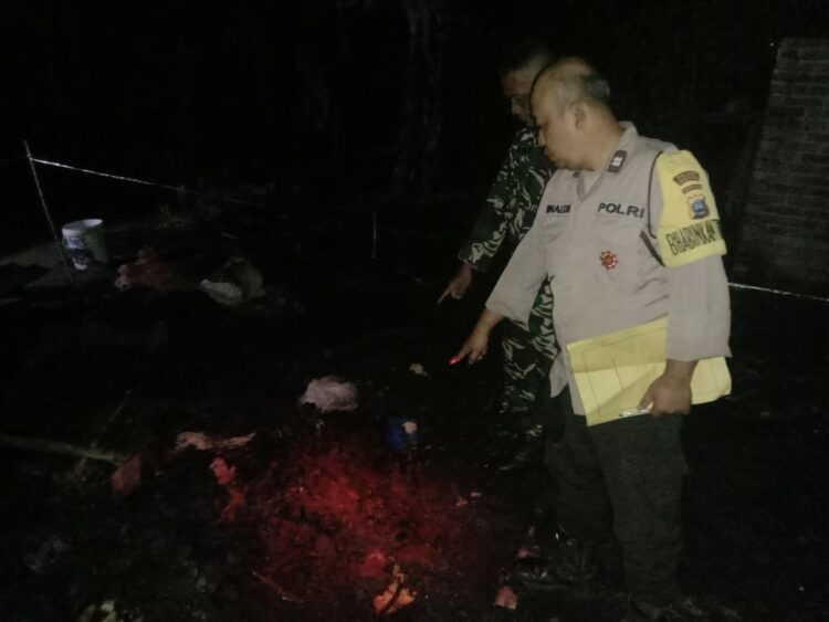 Petugas kepolisian saat turun ke lokasi kejadian.