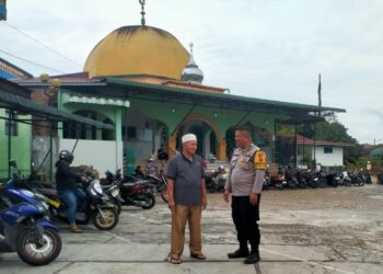 Bhabinkamtibmas Kelurahan Sukamakmur, AIPDA Ijon Rotuah Saragih, monitoring pelaksanaan Sholat Jumat, di Mesjid Al-hidayah, Jalan Melanthon Siregar, pada Jumat (10/1/2025) siang.