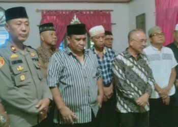 Kapolsek Tanah Jawa, KOMPOL Asmon Bufitra, SH, MH, melayat ke rumah duka almarhum IPDA (Purn) Ardan, pada Rabu (15/1/2025).