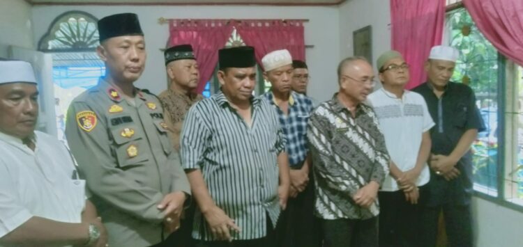 Kapolsek Tanah Jawa, KOMPOL Asmon Bufitra, SH, MH, melayat ke rumah duka almarhum IPDA (Purn) Ardan, pada Rabu (15/1/2025).